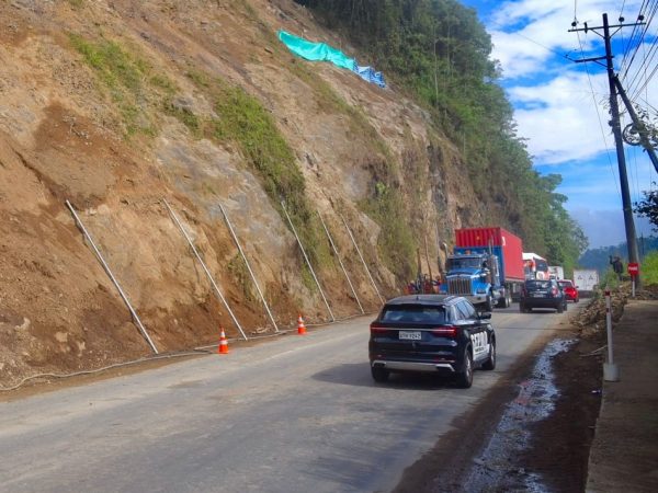 Habilitan paso doble carril en el km 83 de la vía Alóag–Santo Domingo tras limpieza de rocas